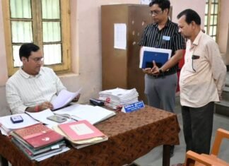 संभागायुक्त ने तहसील,एसडीएम एवं जिला कार्यालय का किया आकस्मिक निरीक्षण संभागायुक्त ने तहसील,SDM व जिला कार्यालय का किया आकस्मिक निरीक्षण