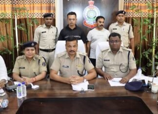 एक करोड 25 लाख रूपये का गांजा ट्रक में मिला दो अन्तर्राज्जीय तस्कर गिरफ्तार एक करोड 25 लाख रूपये का गांजा ट्रक में मिला दो तस्कर गिरफ्तार