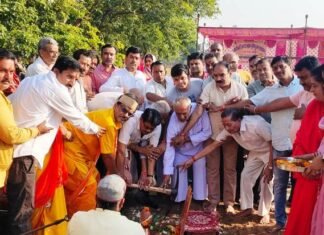 माहेश्वरी समाज के भवन निर्माण के लिए किया गया भूमिपूजन माहेश्वरी समाज के भवन निर्माण के लिए किया गया भूमिपूजन