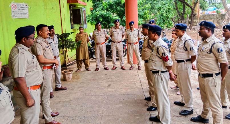 पुलिस अधीक्षक ने यातायात व्यवस्था व कोतवाली का किया निरीक्षण