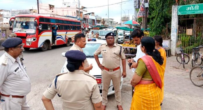 पुलिस अधीक्षक ने यातायात व्यवस्था व कोतवाली का किया निरीक्षण