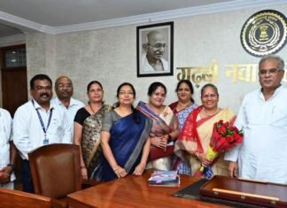 राज्य महिला आयोग के प्रतिनिधिमंडल ने सौजन्य मुलाकात की CM बघेल से राज्य महिला आयोग के प्रतिनिधिमंडल ने सौजन्य मुलाकात की CM बघेल से