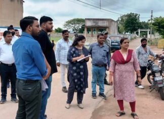 बागबाहरा में विभिन्न विकास कार्यों का निरीक्षण किया कलेक्टर मलिक ने बागबाहरा में विभिन्न विकास कार्यों का निरीक्षण किया कलेक्टर मलिक ने