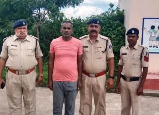 चिटफंड कंपनी के फरार निर्देशक को महासमुंद पुलिस ने भुवनेश्वर से किया गिरफ्तार चिटफंड कंपनी के फरार निर्देशक को पुलिस ने भुवनेश्वर से किया गिरफ्तार