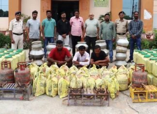 बीके बाहरा के जंगल में 530 लीटर देशी महुआ शराब किया गया जप्त बीके बाहरा के जंगल में 530 लीटर देशी महुआ शराब किया गया जप्त