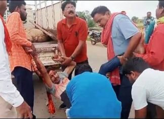 सड़क हादसे मे घायल युवक की अस्पताल पहुचाय जिला पंचायत सदस्य जुगनू ने सड़क हादसे मे घायल युवक की अस्पताल पहुचाय जिला पंचायत सदस्य जुगनू ने