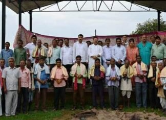 किसान सम्मेलन में संसदीय सचिव ने किसानों का शाल व श्रीफल से किया सम्मान संसदीय सचिव ने किसानों का शाल व श्रीफल से किया सम्मान