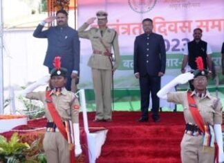 संसदीय सचिव चंद्रदेव राय ने हाईस्कूल मैदान में फहराया तिरंगा व स्वतंत्रता संग्राम सेनानी एवं शहीदों के परिजनों का किया सम्मान संसदीय सचिव चंद्रदेव राय ने हाईस्कूल मैदान में फहराया तिरंगा