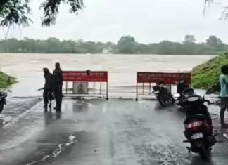 बाढ़ संभावित पुल पर आवागमन रोकने प्रशासन की टीम तैनात, एहतियात के लिए कराई जा रही मुनादी बाढ़ संभावित पुल पर आवागमन रोकने प्रशासन की टीम तैनात