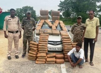 कार के सीट व डिक्की से 200 किलो गांजा किया गया बरामद कार के सीट व डिक्की से 200 किलो गांजा किया गया बरामद