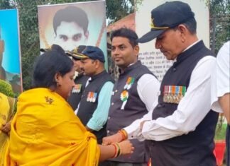 स्वर्णकार महिलाओं ने पूर्व सैनिकों को रक्षा सूत्र बांधकर बनाया रक्षा बंधन का पर्व स्वर्णकार महिलाओं ने पूर्व सैनिकों को रक्षा सूत्र बांधकर बनाया रक्षा बंधन का पर्व