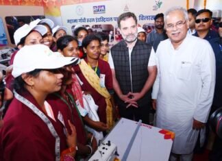हाई स्पीड इलेक्ट्रॉनिक सिलाई मशीन गारमेंट फैक्ट्री का शुभारंभ किया राहुल गांधी व मुख्यमंत्री बघेल ने हाई स्पीड इलेक्ट्रॉनिक सिलाई मशीन गारमेंट फैक्ट्री का शुभारंभ