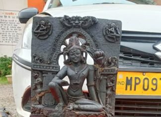 10वीं-11वीं सदी की प्राचीनतम मूर्ति की तस्करी करते 03 अंतरर्राज्जीय तस्कर गिरफ्तार 10वीं-11वीं सदी की मूर्ति के साथ तीन अंतरर्राज्जीय तस्कर गिरफ्तार