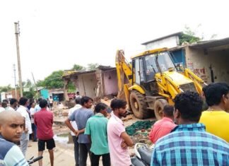 NH 353 से लगी हुई बहुमूल्य शासकीय जमीन को अतिक्रमण से कराया मुक्त जिला प्रशासन ने NH 353 से लगी हुई बहुमूल्य शासकीय जमीन अतिक्रमण से हुआ मुक्त