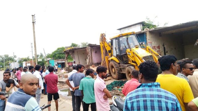 NH 353 से लगी हुई बहुमूल्य शासकीय जमीन अतिक्रमण से हुआ मुक्त