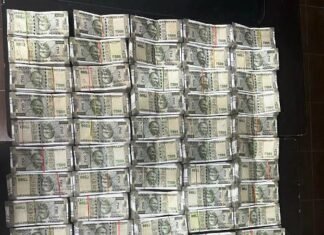 थाना सिंघोडा व सायबर सेल ने दो व्यक्ति के पास से 30,80,000₹ नगद किया बरामद थाना सिंघोडा व सायबर सेल ने दो व्यक्ति के पास से 30,80,000₹ किया बरामद