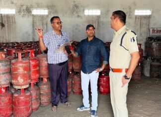 खाद्य विभाग की टीम ने विभिन्न गैस एजेंसियों पर की छापामार कार्रवाई खाद्य विभाग की टीम ने विभिन्न गैस एजेंसियों पर की छापामार कार्रवाई