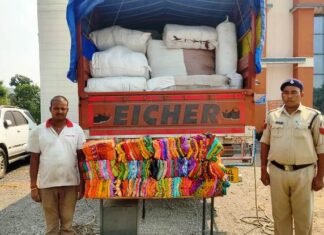 ट्रक से एक करोड़ का साड़ी किया गया बरामद ट्रक से एक करोड़ का साड़ी किया गया बरामद