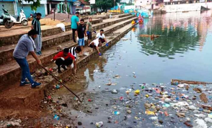 शहर के 18 तालाबों में प्लास्टिक स्वच्छता का आयोजन किया हमर भुइयां ने