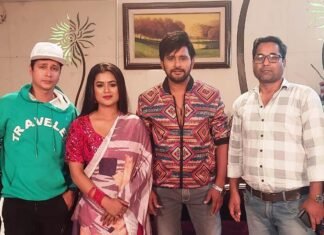 यश मिश्रा लखनऊ में कुछ लोगों से कहा कि ” देखो मगर प्यार से “ यश मिश्रा लखनऊ में कुछ लोगों से कहा कि " देखो मगर प्यार से "