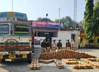 खड़ी ट्रक में 02 करोड ₹ से अधिक का गांजा किया गया बरामद,आरोपी की तलाश पुलिस को खड़ी ट्रक में 02 करोड ₹ से अधिक का गांजा किया गया बरामद