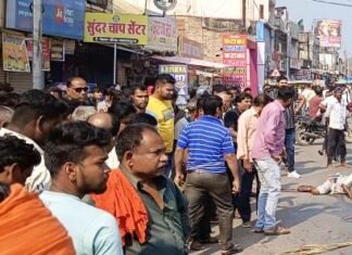 पति पत्नी को ट्रक ने कुचला, घटना स्थल पर पत्नी की मौत पति गंभीर रूप से घायल pati patnee ko trak ne kuchala, mauke par patnee kee maut pati gambheer roop se ghaayal