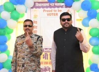 कलेक्टर एवं पुलिस अधीक्षक ने किया मतदान,सेल्फी जोन में लिया सेल्फी व मतदाता मित्र का बढ़ाया हौसला