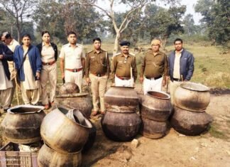 जिला के विभिन्न इलाकों में अवैध शराब के खिलाफ हुई कार्रवाई जिला के विभिन्न इलाकों में अवैध शराब के खिलाफ हुई कार्रवाई