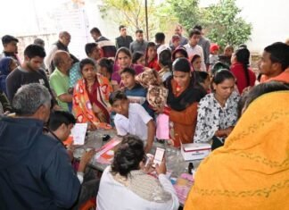 आयुष्मान कार्ड बनाने के लिए लोगो में जबरदस्त उत्साह,बरसते पानी आए नागरिक आयुष्मान कार्ड बनाने के लिए लोगो में दिखा जबरदस्त उत्साह