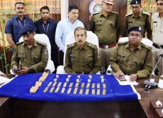 सोने का बिस्कीट व पत्ती की तस्करी करते 05 तस्कर चढे पुलिस के हत्थे सोने का बिस्कीट व पत्ती की तस्करी करते 05 तस्कर चढे पुलिस के हत्थे