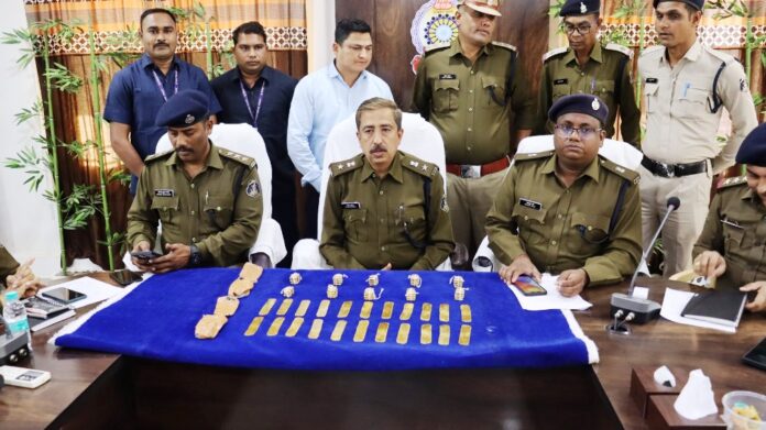 सोने का बिस्कीट व पत्ती की तस्करी करते 05 तस्कर चढे पुलिस के हत्थे