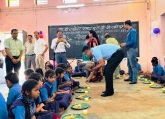 न्योता भोज का शुभारंभ बलौदाबाजार से, कलेक्टर ने अपने हाथों से बच्चों को परोसा भोजन न्योता भोज का शुभारंभ बलौदाबाजार से, कलेक्टर ने बच्चों को परोसा भोजन