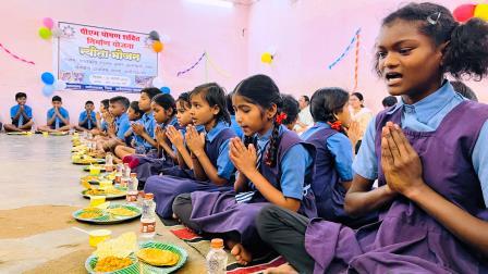 न्योता भोज का शुभारंभ बलौदाबाजार से, कलेक्टर ने बच्चों को परोसा भोजन