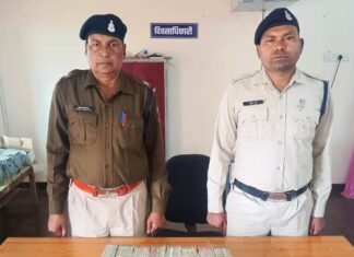 लग्जरी कार से 50 लाख कीमत के सोने के टुकड़े,ज्वेलरी व 19.50 लाख नगदी बरामद कार से 50 लाख कीमत के सोने के टुकड़े,ज्वेलरी व 19.50 लाख नगदी बरामद
