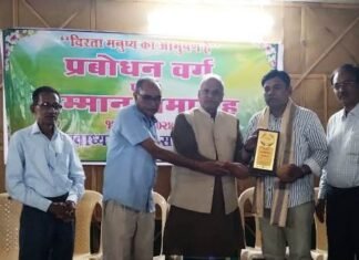 साहसिक समाजसेवी योद्धाओं का सम्मान किया स्वाध्याय केन्द्र समिति ने साहसिक समाजसेवी योद्धाओं का सम्मान किया स्वाध्याय केन्द्र समिति ने