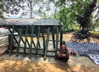 भारत-म्यांमार सीमा के समीप भारी मात्रा में हथियार व गोला-बारूद बरामद भारत-म्यांमार सीमा के समीप भारी मात्रा में हथियार व गोला-बारूद बरामद