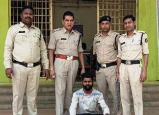 आर्मस् एक्ट के तहत एक युवक गिरफ्तार,आरोपी के खिलाफ पूर्व में भी अपराध है दर्ज आर्मस् एक्ट के तहत एक युवक गिरफ्तार,आरोपी के खिलाफ अपराध भी है दर्ज