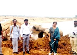 रेत निकासी के लिए मोहान घाट में बनाएं मार्ग को किया अवरुद्ध तोड़कर रेत निकासी के लिए मोहान घाट में बनाएं मार्ग को किया अवरुद्ध तोड़कर