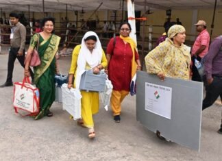 हरी झंडी दिखाकर मतदान दलों को किया रवाना हरी झंडी दिखाकर मतदान दलों का किया रवाना कलेक्टर ने