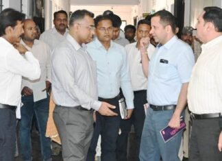 कलेक्ट्रेट बिल्डिंग में 24 घंटे काम जारी रखने अधिकारी-कर्मचारियों की लगाई गई ड्यूटी कलेक्ट्रेट बिल्डिंग में काम जारी रखने अधिकारी-कर्मचारियों की लगाई गई ड्यूटी