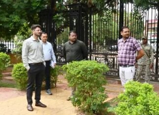 नगर का भ्रमण कर मौजूदा हालात का जायजा लिया कलेक्टर व वरिष्ठ पुलिस अधीक्षक ने नगर का भ्रमण कर मौजूदा हालात का जायजा लिया कलेक्टर व एसपी ने