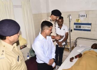 अधिकारियों ने अस्पताल पहुंचकर घायल पुलिस जवान की कुशलक्षेम जानी अधिकारियों ने अस्पताल पहुंचकर घायल पुलिस जवान की कुशलक्षेम जानी