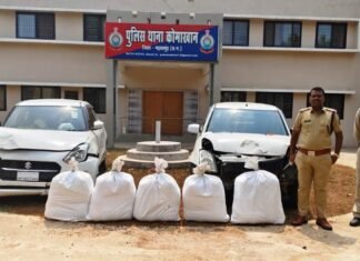 दो कार से मिला पंद्रह लाख ₹ का गांजा,अंधेरे का फायदा उठाया कार सवार भागे,पुलिस कर रही है तलाश दो कार से मिला पंद्रह लाख ₹ का गांजा