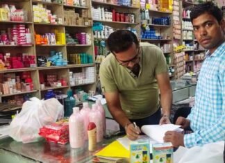 फैंसी व कॉस्मेटिक दुकानों में औषधि विभाग की दबिश,सौंदर्य प्रसाधन उत्पादों की गुणवत्ता में शंका phainsee va kosmetik dukaanon mein aushadhi vibhaag kee dabish
