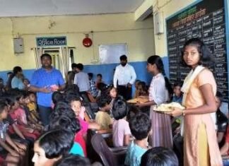 रक्षासूत्र बांधा बहनों ने भाइयों को रक्षाबंधन मिलन समारोह में रक्षासूत्र बांधा बहनों ने भाइयों को रक्षाबंधन मिलन समारोह में