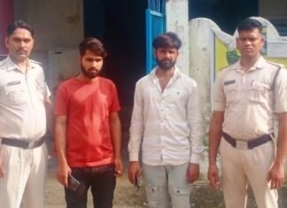 कार चोरी मामले में दो व्यक्ति गिरफ्तार कार चोरी मामले में दो व्यक्ति गिरफ्तार