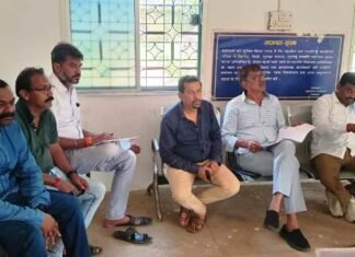 तहसीलदार कार्यालय परिसर में पूर्व विधायक ने लोगों की समस्याओं के संबंध में चर्चा की तहसीलदार परिसर में पूर्व विधायक ने लोगों की समस्याओं के संबंध में चर्चा की