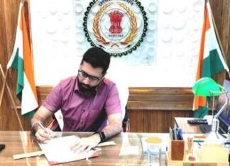 नवपदस्थ कलेक्टर लंगेह ने किया पदभार ग्रहण,अधिकारी-कर्मचारियों को कार्यालय समय पर आने के निर्देश नवपदस्थ कलेक्टर लंगेह ने किया पदभार ग्रहण