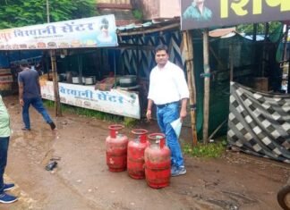 खाद्य विभाग ने की कार्यवाही घरेलू गैस सिलेंडर के दुरुपयोग पर खाद्य विभाग ने की कार्यवाही घरेलू गैस सिलेंडर के दुरुपयोग पर