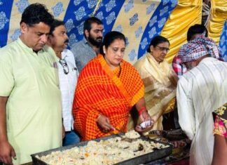 सिद्धि विनायक समिति ने की कांवरियों की सेवा सिद्धि विनायक समिति ने की कांवरियों की सेवा